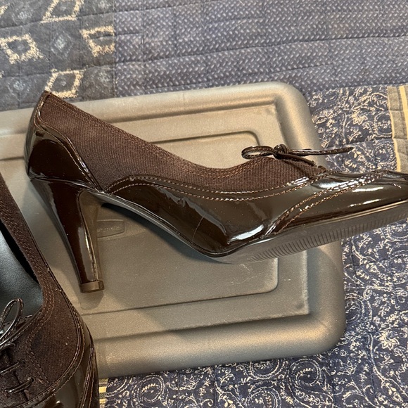 Naturalizer Women's Dark Brown Patent Heels - Picture 2 of 3